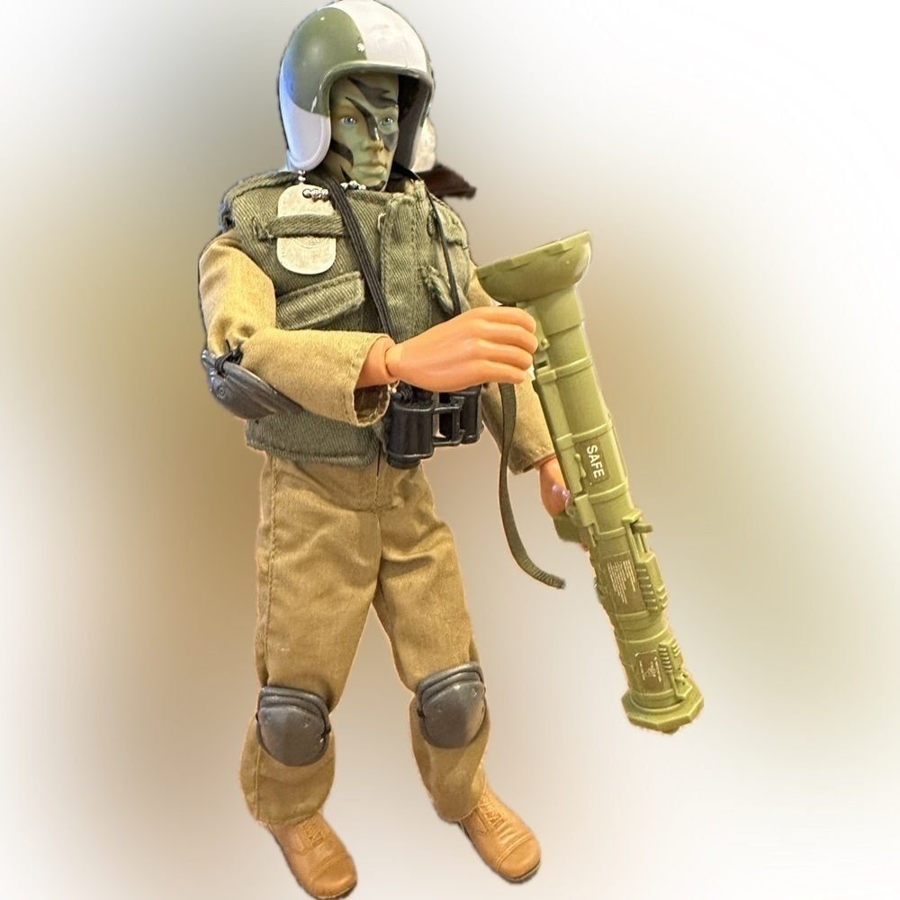 Vintage 1996 G.I. Joe Action Soldier camo painted face, working bazooka launcher